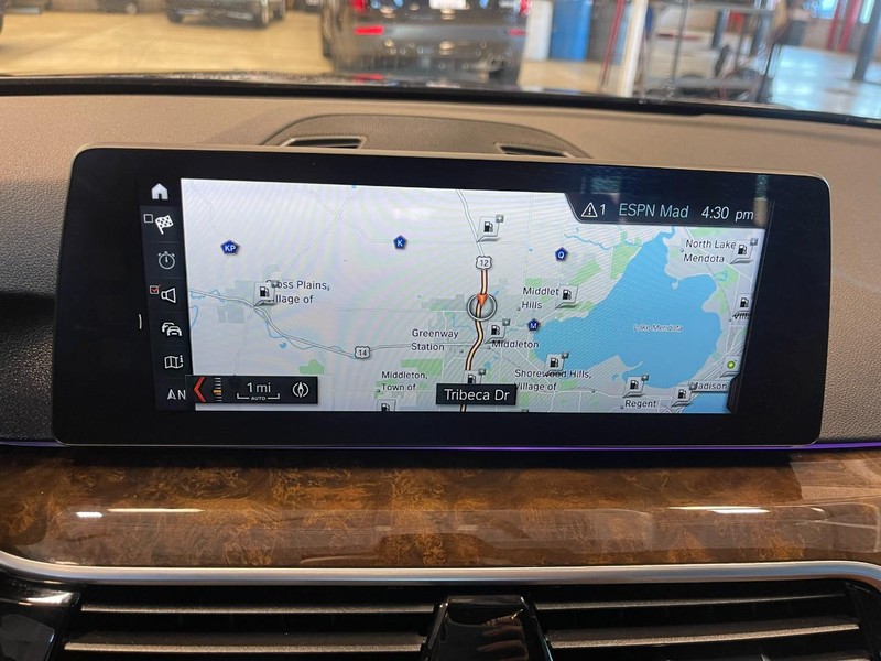 BMW 5 Series Vehicle Full-screen Gallery Image 41