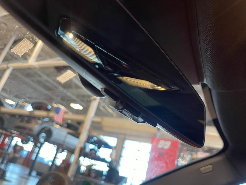 BMW 5 Series Vehicle Full-screen Gallery Image 42