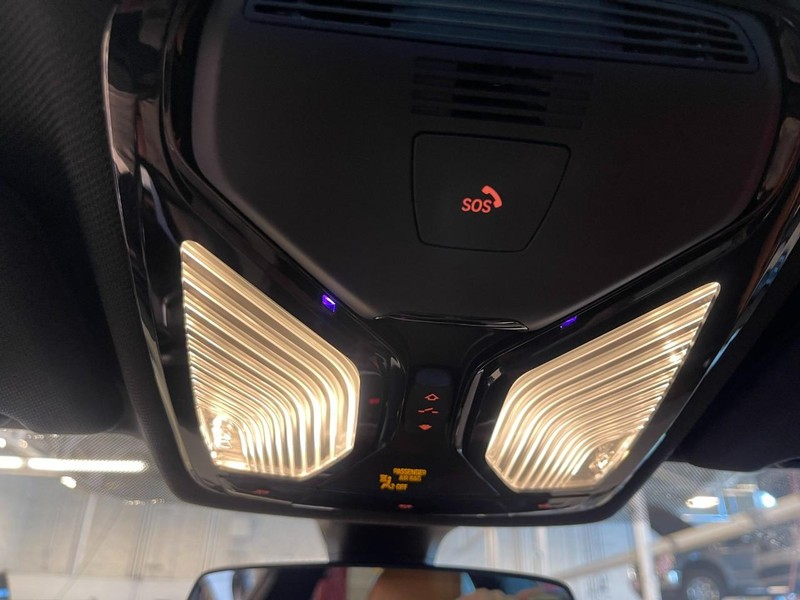 BMW 5 Series Vehicle Full-screen Gallery Image 43