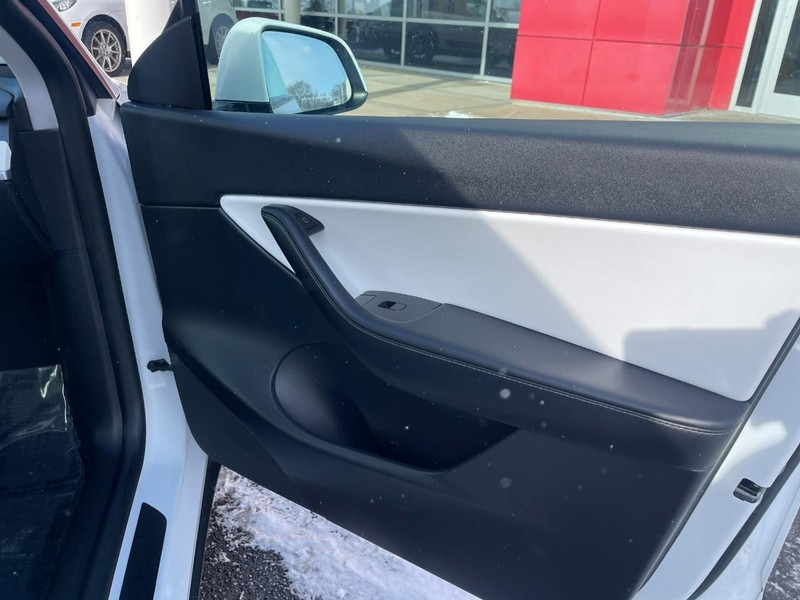 Tesla Model Y Vehicle Image 09