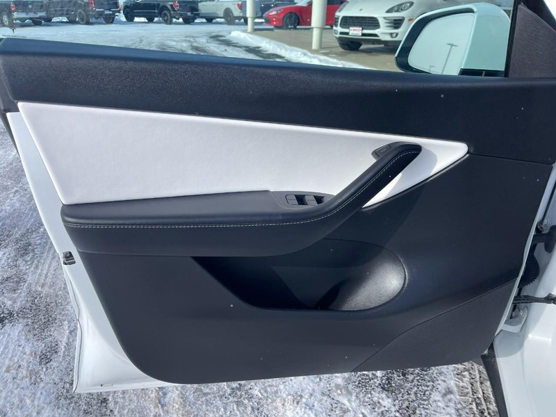 Tesla Model Y Vehicle Image 19