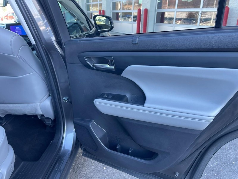 Toyota Highlander Vehicle Image 16
