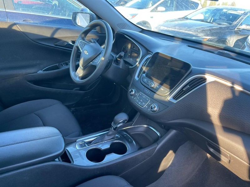 Chevrolet Malibu Vehicle Image 02