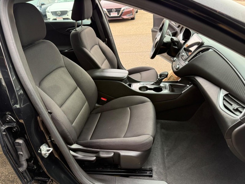 Chevrolet Malibu Vehicle Image 16