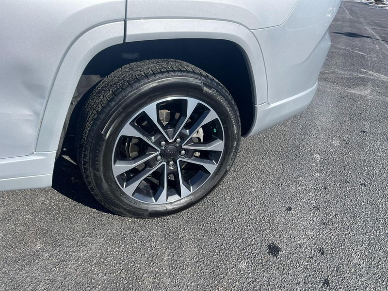 Jeep Grand Cherokee L Vehicle Image 05