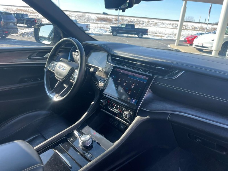 Jeep Grand Cherokee L Vehicle Image 09