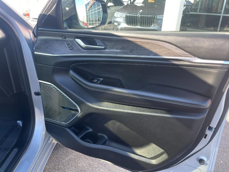 Jeep Grand Cherokee L Vehicle Image 13