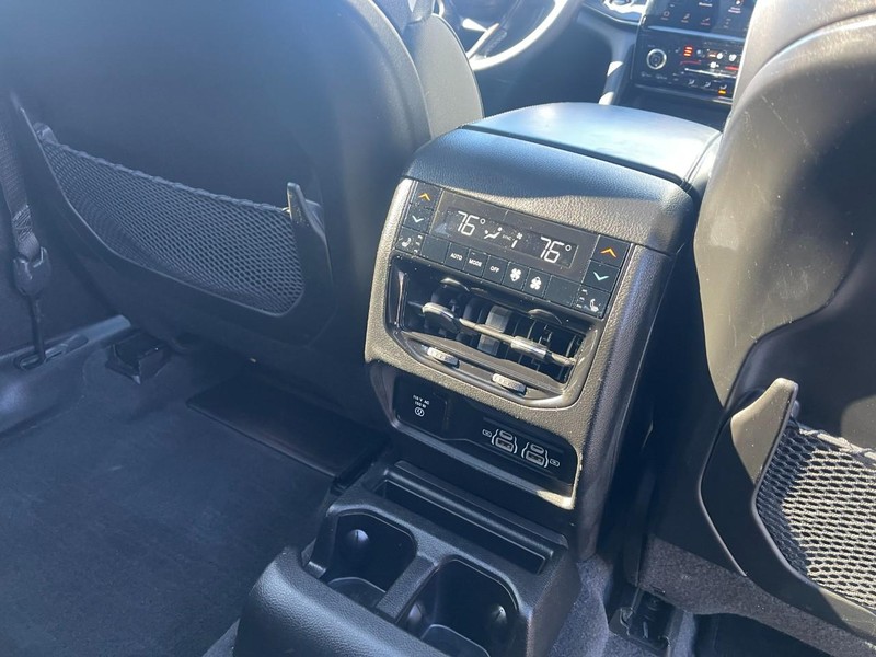 Jeep Grand Cherokee L Vehicle Image 17