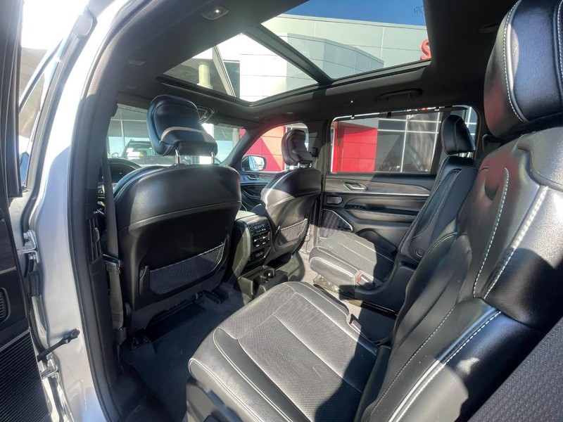 Jeep Grand Cherokee L Vehicle Image 25