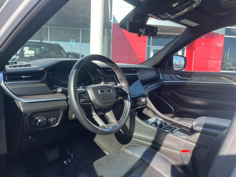 Jeep Grand Cherokee L Vehicle Image 27