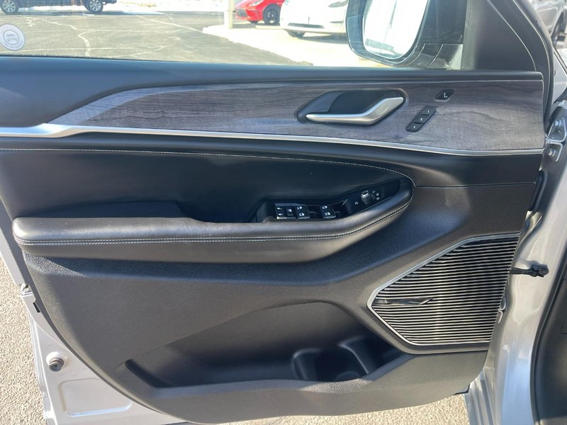 Jeep Grand Cherokee L Vehicle Image 30