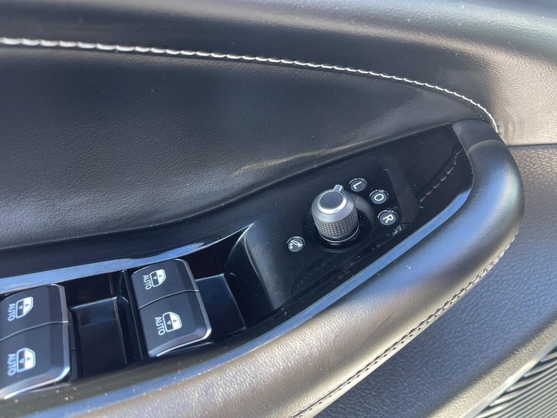 Jeep Grand Cherokee L Vehicle Image 32