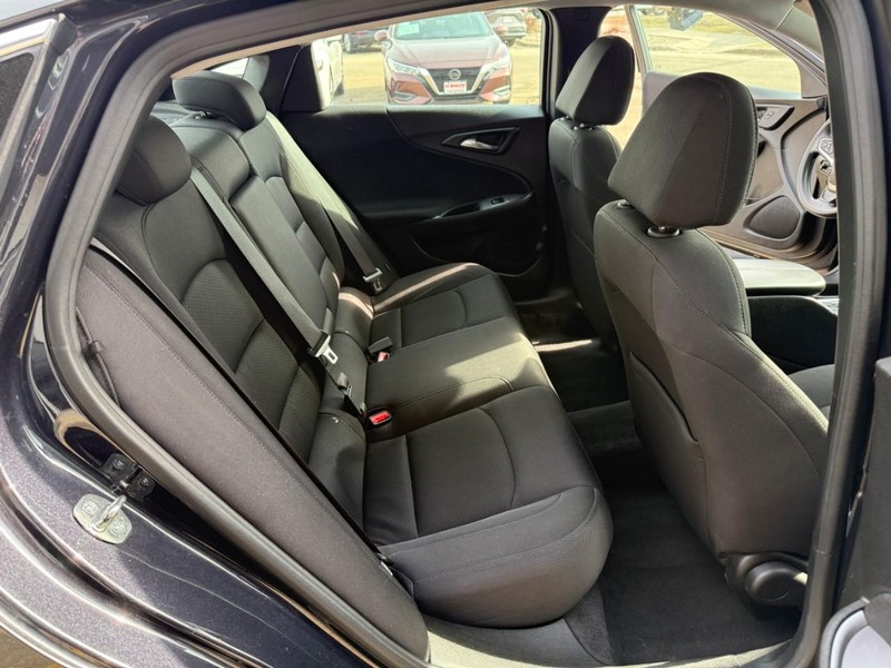 Chevrolet Malibu Vehicle Image 14