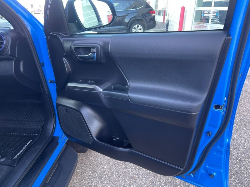 Toyota Tacoma 4WD Vehicle Image 09