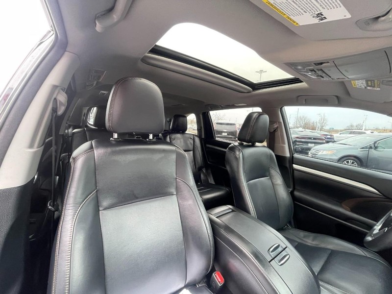 Toyota Highlander Vehicle Image 11