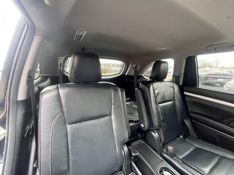 Toyota Highlander Vehicle Image 16