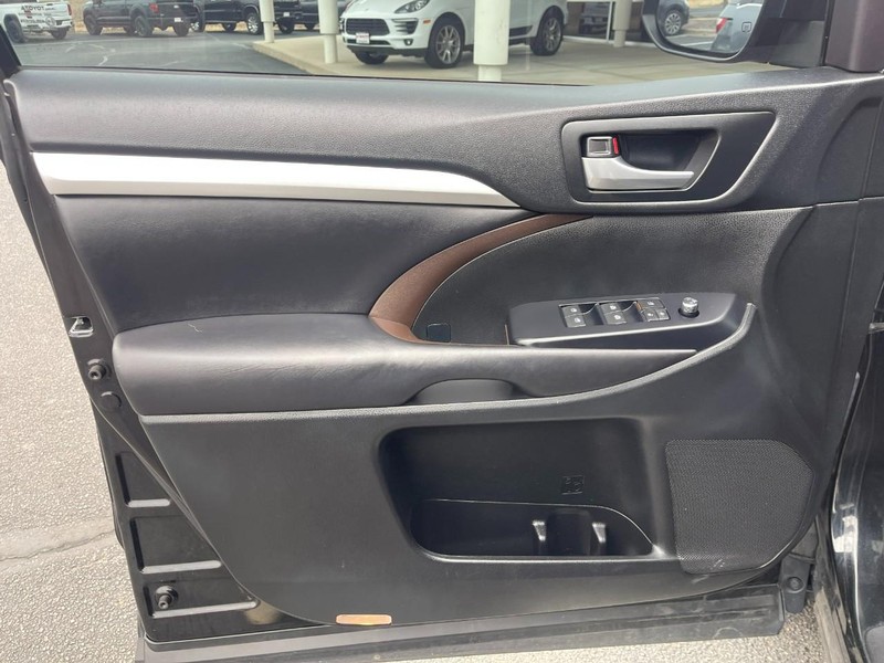 Toyota Highlander Vehicle Image 24