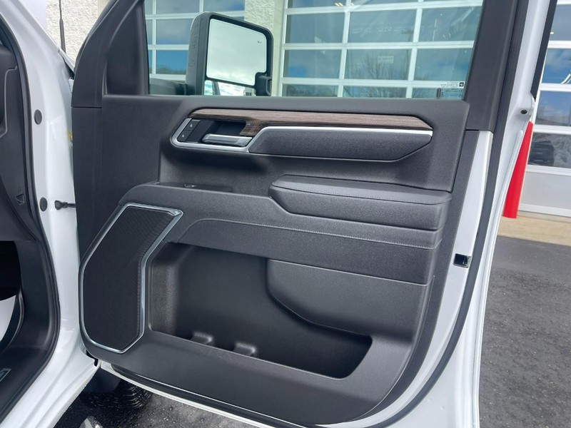 Chevrolet Silverado 2500HD Vehicle Image 11