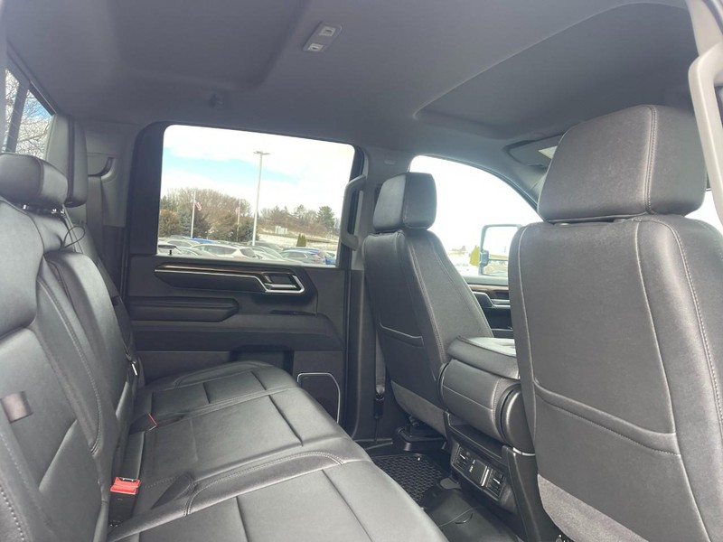 Chevrolet Silverado 2500HD Vehicle Image 12