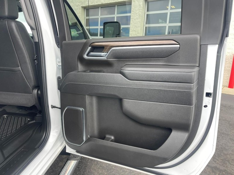 Chevrolet Silverado 2500HD Vehicle Image 13