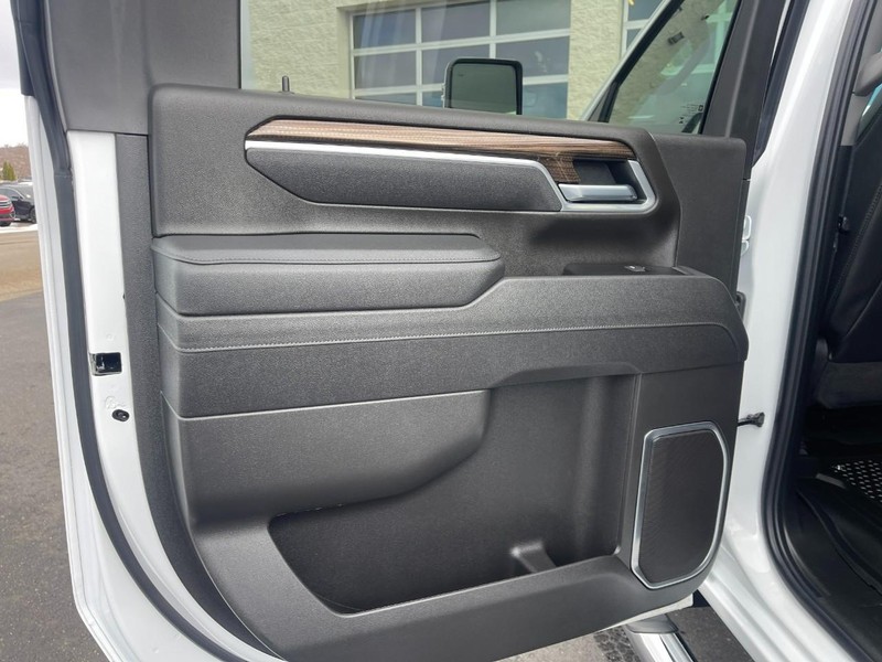 Chevrolet Silverado 2500HD Vehicle Image 15