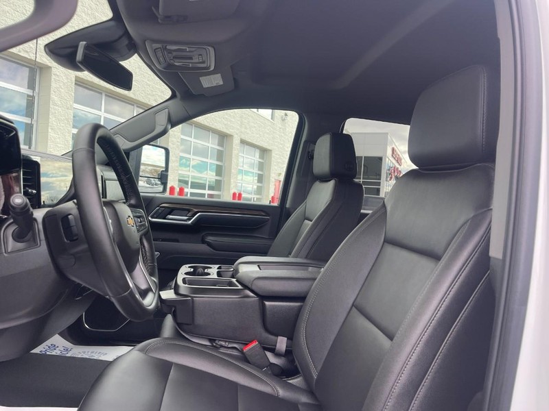 Chevrolet Silverado 2500HD Vehicle Image 16