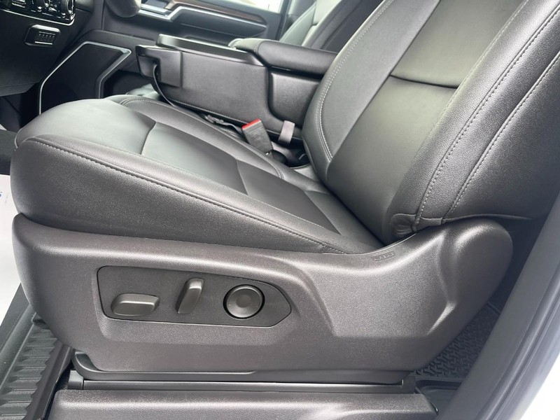 Chevrolet Silverado 2500HD Vehicle Image 17