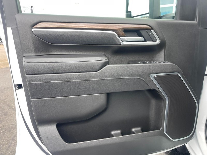 Chevrolet Silverado 2500HD Vehicle Image 18