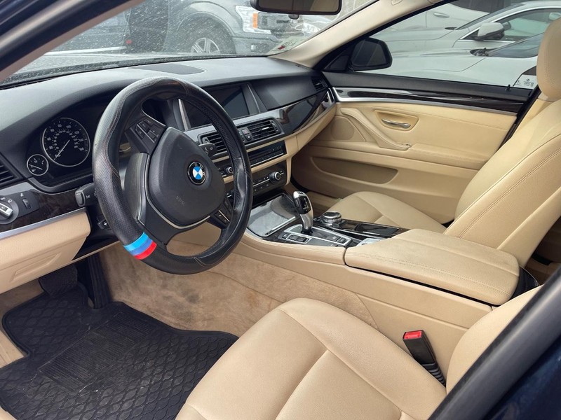BMW 5 Series Vehicle Full-screen Gallery Image 02