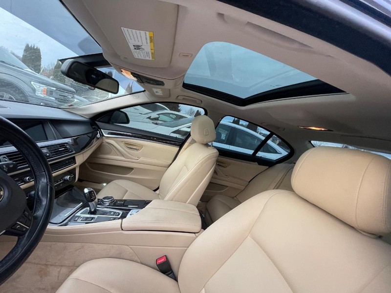 BMW 5 Series Vehicle Full-screen Gallery Image 03