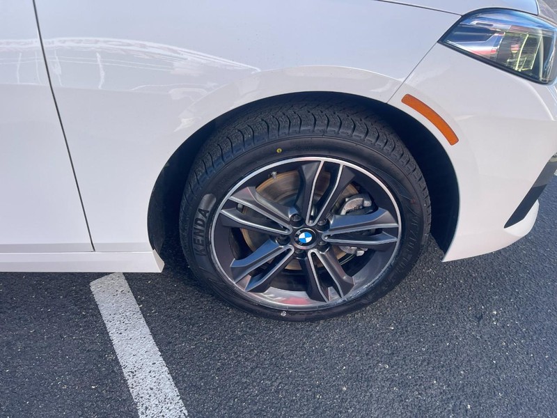 BMW 2 Series Vehicle Full-screen Gallery Image 06