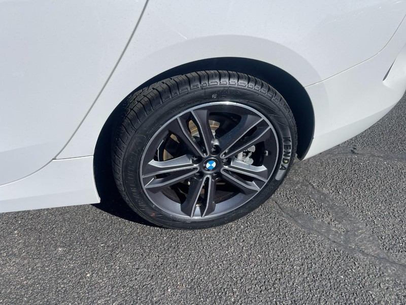 BMW 2 Series Vehicle Full-screen Gallery Image 08