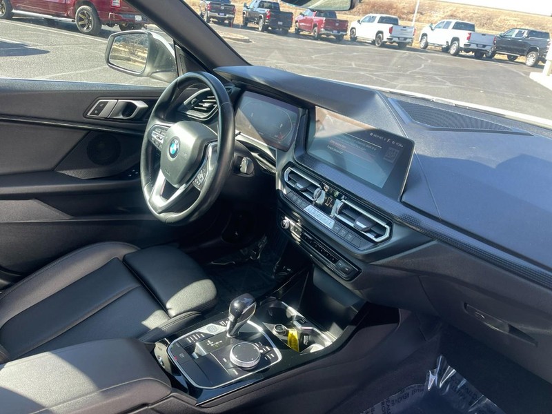 BMW 2 Series Vehicle Full-screen Gallery Image 09