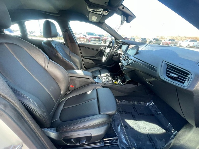 BMW 2 Series Vehicle Full-screen Gallery Image 10