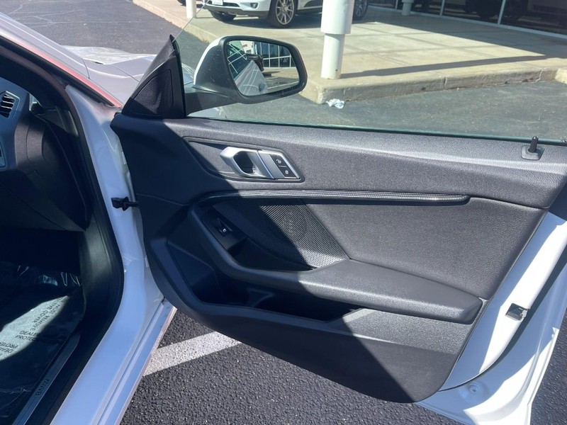 BMW 2 Series Vehicle Full-screen Gallery Image 11