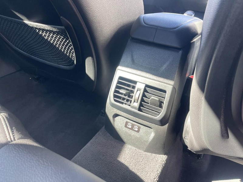 BMW 2 Series Vehicle Full-screen Gallery Image 13