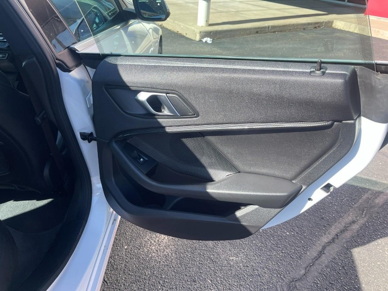 BMW 2 Series Vehicle Full-screen Gallery Image 15