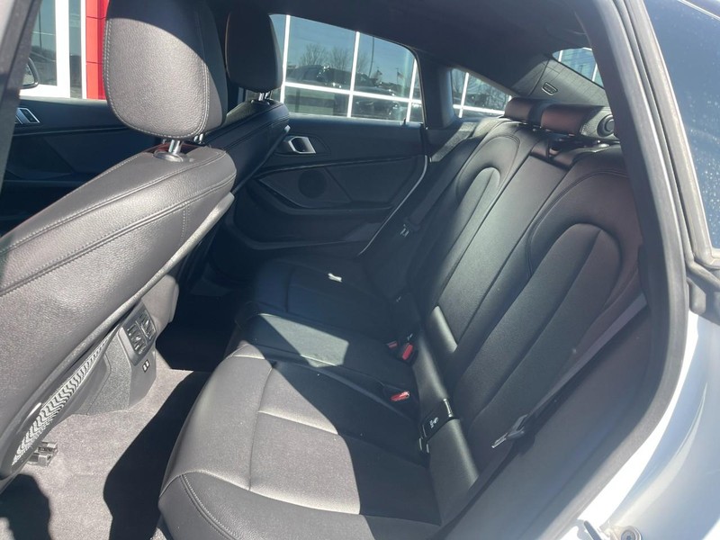 BMW 2 Series Vehicle Full-screen Gallery Image 17