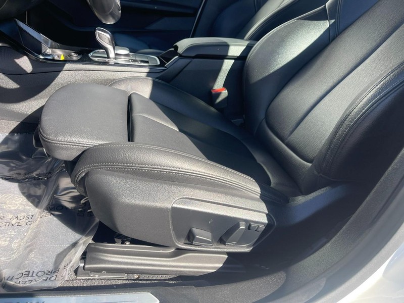 BMW 2 Series Vehicle Full-screen Gallery Image 19