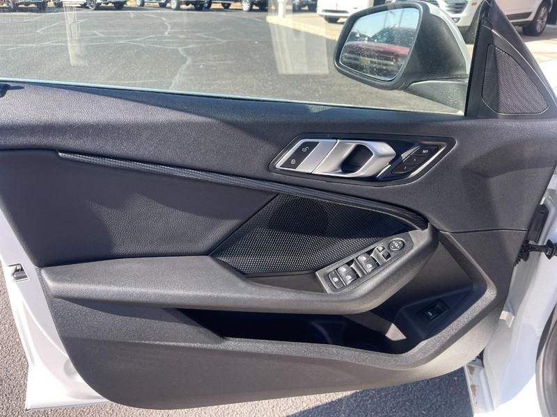 BMW 2 Series Vehicle Full-screen Gallery Image 20