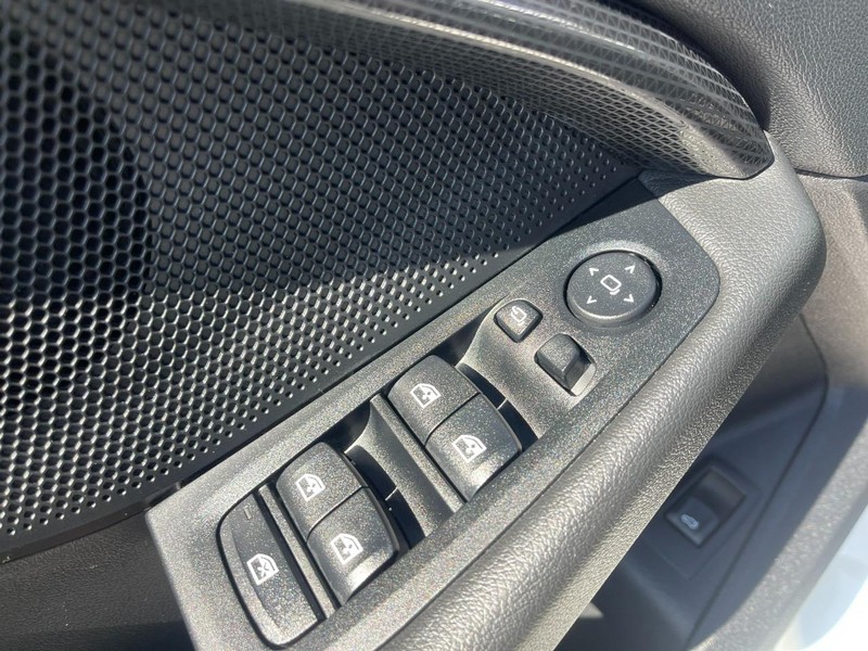 BMW 2 Series Vehicle Full-screen Gallery Image 21