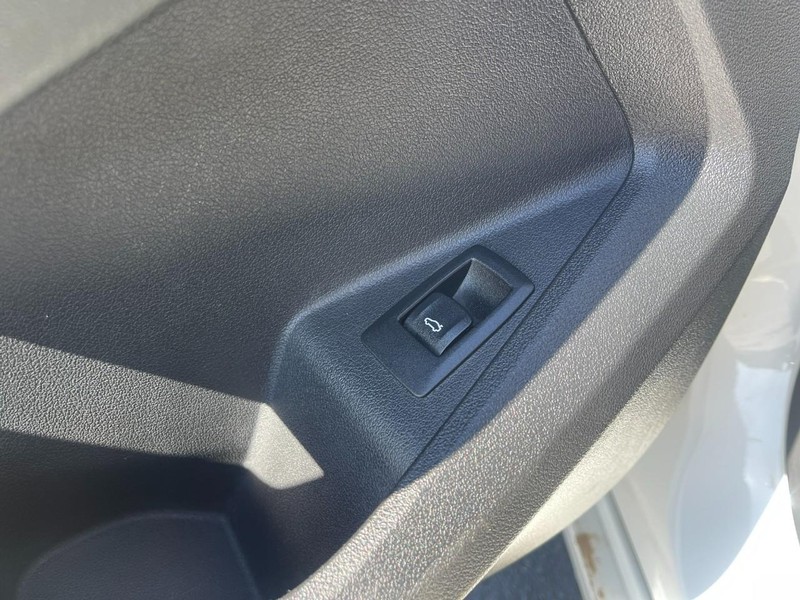 BMW 2 Series Vehicle Full-screen Gallery Image 22