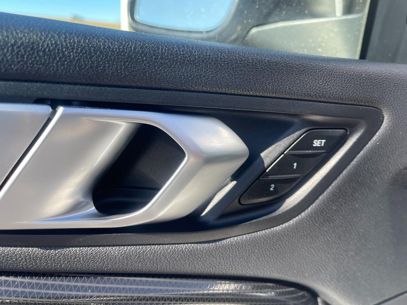 BMW 2 Series Vehicle Full-screen Gallery Image 23