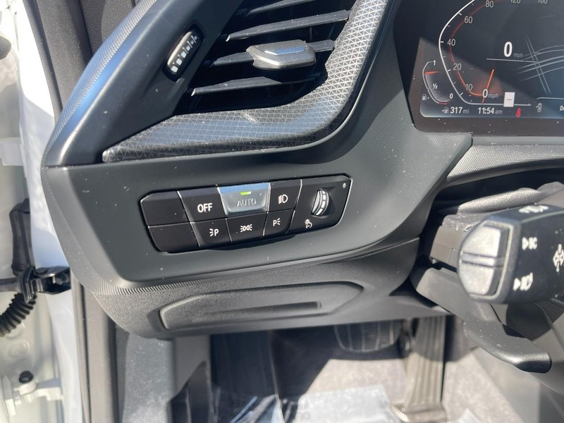 BMW 2 Series Vehicle Full-screen Gallery Image 24