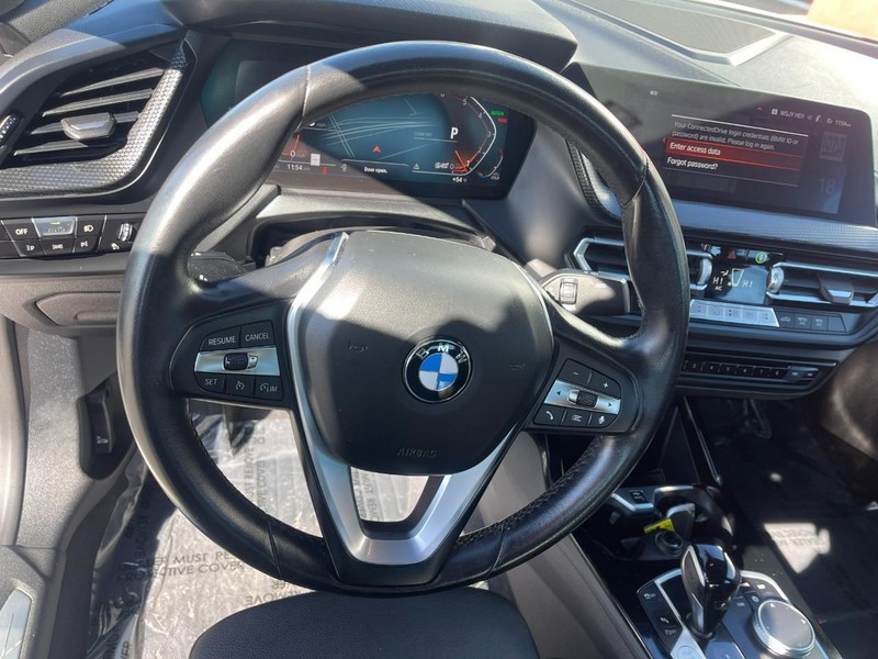 BMW 2 Series Vehicle Full-screen Gallery Image 25