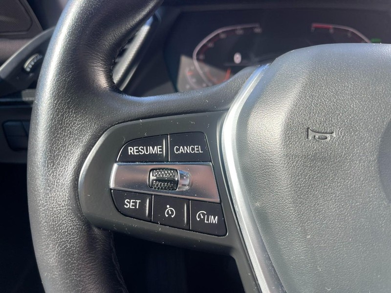 BMW 2 Series Vehicle Full-screen Gallery Image 26