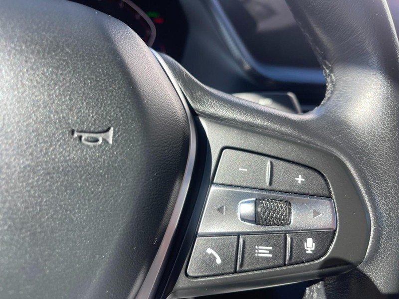 BMW 2 Series Vehicle Full-screen Gallery Image 27