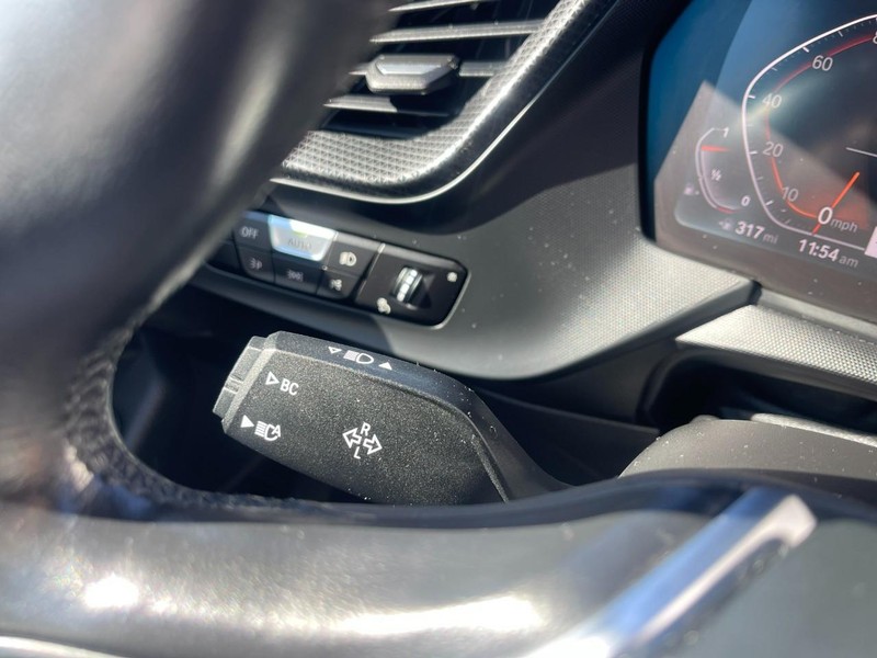 BMW 2 Series Vehicle Full-screen Gallery Image 28