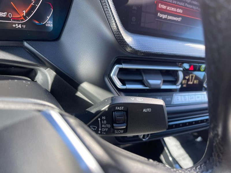 BMW 2 Series Vehicle Full-screen Gallery Image 29