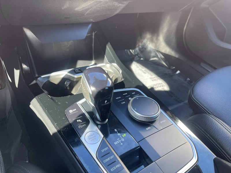 BMW 2 Series Vehicle Full-screen Gallery Image 31